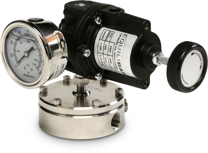 Equilibar regulator with manual pilot