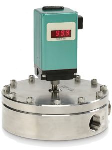 Equilibar flow control valve, including electronic pressure regulator